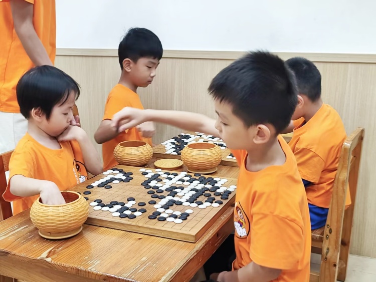 在棋盤上，執(zhí)掌風(fēng)云變化的小棋手_副本.jpg