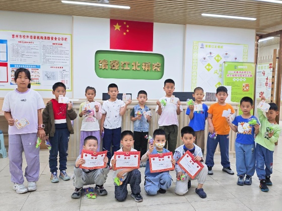 4、在本周，棋院給在上周獲得全勤的小棋手頒發(fā)了獎狀和小禮物_副本.jpg