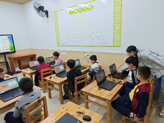 4、也就是從本周開始我們可以使用多媒體課室上課啦，所以我們本周的照片分享選擇的也是小棋手們使用多媒體課室上課的一些照片~_副本.jpg