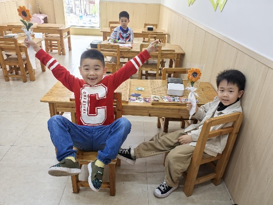 6、其中，棋院在發(fā)放小禮品時，給咱們小棋手們拍攝了一些照片，一起來看看吧~_副本.jpg